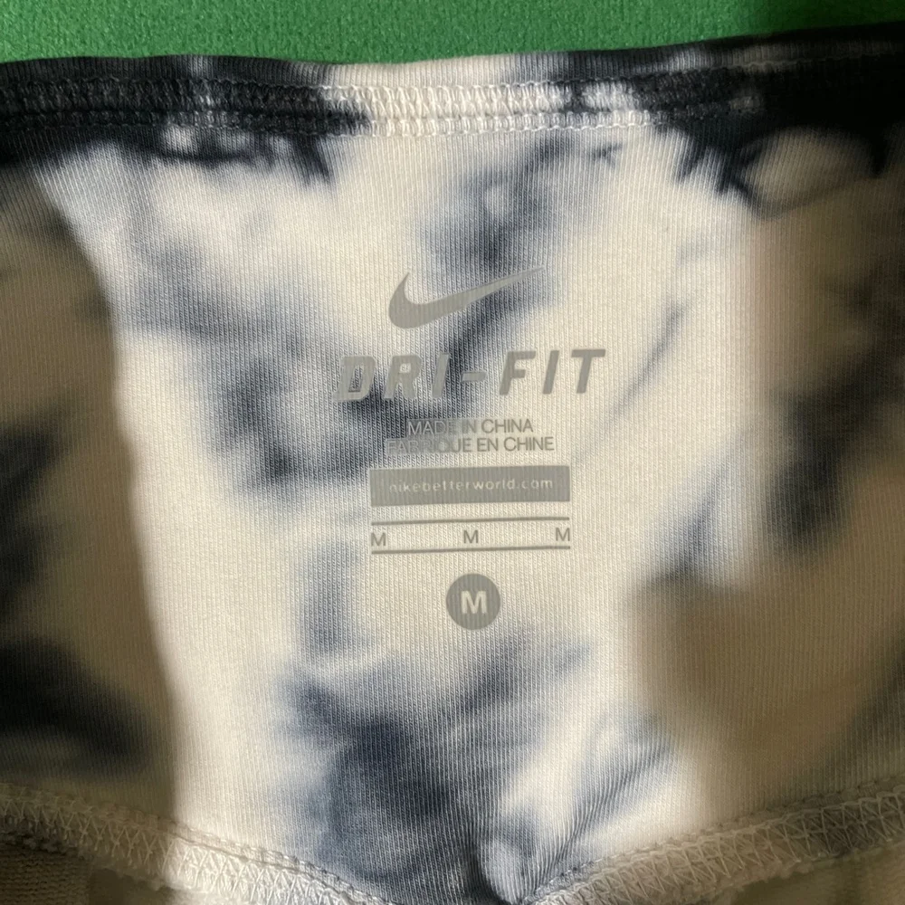 Women's NWOT Nike Dri-FIT Tie-Dye Leggings M White Black - Picture 7 of 8